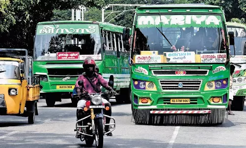 ദേശീയപാതയിൽ നിയമലംഘനം തുടർക്കഥ; ബസുകൾ പെട്ടെന്ന് നിർത്തുന്നത് അപകടഭീഷണി ദേശീയപാതയിൽ നിയമലംഘനം തുടർക്കഥ; ബസുകൾ പെട്ടെന്ന് നിർത്തുന്നത് അപകടഭീഷണി