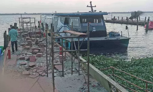 വൈക്കം ബോട്ട് ജെട്ടി നവീകരണം തുടങ്ങി; പ്രവർത്തനം പഴയ ജെട്ടിയിലേക്ക് മാറ്റി വൈക്കം ബോട്ട് ജെട്ടി നവീകരണം തുടങ്ങി; പ്രവർത്തനം പഴയ ജെട്ടിയിലേക്ക് മാറ്റി