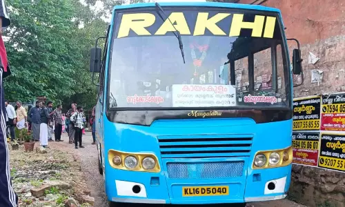 സ്വകാര്യ ബസ് വിദ്യാർഥിനിയുടെ കാലിലൂടെ കയറി ഇറങ്ങി; സഹപാഠിക്കും പരിക്ക് സ്വകാര്യ ബസ് വിദ്യാർഥിനിയുടെ കാലിലൂടെ കയറി ഇറങ്ങി; സഹപാഠിക്കും പരിക്ക്