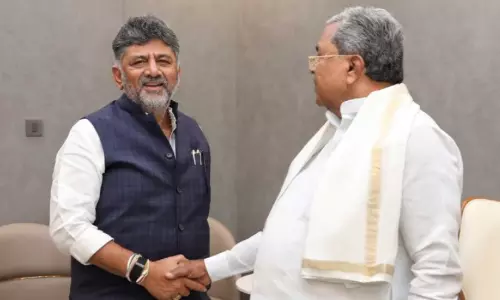മു​ഖ്യ​മ​ന്ത്രി സി​ദ്ധ​രാ​മ​യ്യ​യു​മാ​യി കൂ​ടി​ക്കാ​ഴ്ച ന​ട​ത്തി