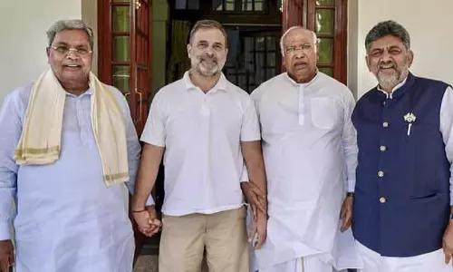20 മന്ത്രിക്കസേരകൾ കാലി, ഒന്നര മാസത്തിന് ശേഷവും തീരുമാനമില്ല; കർണാടകയിൽ മന്ത്രിസഭ വികസന പ്രതിസന്ധി 20 മന്ത്രിക്കസേരകൾ കാലി, ഒന്നര മാസത്തിന് ശേഷവും തീരുമാനമില്ല; കർണാടകയിൽ മന്ത്രിസഭ വികസന പ്രതിസന്ധി