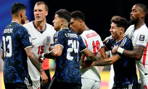 അർജന്റീന താരത്തെ തലയ്ക്കടിച്ച് ഇംഗ്ലീഷ് സൂപ്പർതാരം ബെല്ലിങ്ഹാം, വിഡിയോ അർജന്റീന താരത്തെ തലയ്ക്കടിച്ച് ഇംഗ്ലീഷ് സൂപ്പർതാരം ബെല്ലിങ്ഹാം, വിഡിയോ