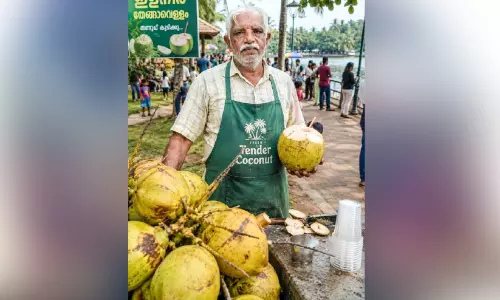 സ്വർണം കണ്ട് റസാഖിന്റെ കണ്ണ് മഞ്ഞളിച്ചില്ല; ആക്രി അലമാരയിൽനിന്ന് കിട്ടിയ ഒന്നര പവൻ ആഭരണം ഉടമക്ക് തിരികെ നൽകി സ്വർണം കണ്ട് റസാഖിന്റെ കണ്ണ് മഞ്ഞളിച്ചില്ല; ആക്രി അലമാരയിൽനിന്ന് കിട്ടിയ ഒന്നര പവൻ ആഭരണം ഉടമക്ക് തിരികെ നൽകി