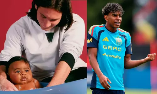 19 വർഷം മുമ്പ് കുളിപ്പിച്ച കുഞ്ഞ് ഇന്ന് ലോകകപ്പ് ഫൈനലിലെ എതിരാളി; മെസ്സി- യമാൽ ചിത്രം വീണ്ടും വൈറൽ 19 വർഷം മുമ്പ് കുളിപ്പിച്ച കുഞ്ഞ് ഇന്ന് ലോകകപ്പ് ഫൈനലിലെ എതിരാളി; മെസ്സി- യമാൽ ചിത്രം വീണ്ടും വൈറൽ