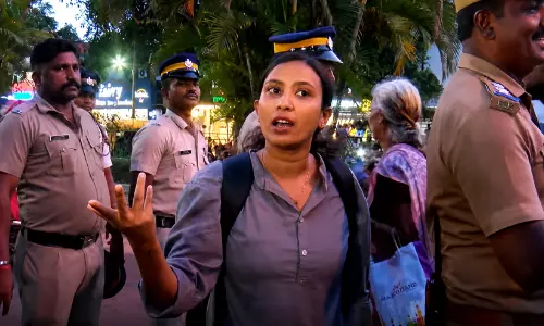 ‘ഇതൊക്കെ എന്തുവാ? നടുറോഡിലാണോ നിങ്ങൾ പരിപാടി നടത്തുന്നത്...’ -എൻ.എസ്.എസ് മാർച്ചിനിടെ റോഡ് ബ്ലോക്കായതിൽ ​ക്ഷോഭിച്ച് യുവതി