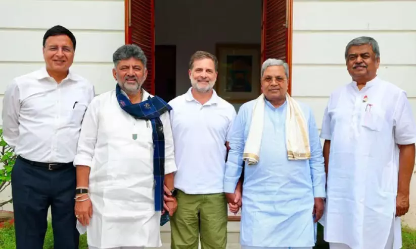 മന്ത്രിസഭ വികസന ചർച്ചകൾ മാറ്റിവെച്ചു; ഒഴിഞ്ഞുകിടക്കുന്ന 20 സീറ്റിൽ 15 ഒഴിവുകൾ നികത്താൻ ശ്രമിക്കും മന്ത്രിസഭ വികസന ചർച്ചകൾ മാറ്റിവെച്ചു; ഒഴിഞ്ഞുകിടക്കുന്ന 20 സീറ്റിൽ 15 ഒഴിവുകൾ നികത്താൻ ശ്രമിക്കും
