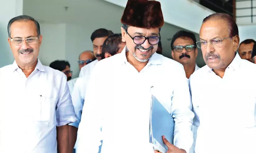 ലീഗ് മന്ത്രിമാരുടെ ‘ചായസൽക്കാര’ യോഗം തുടങ്ങി; പങ്കെടുക്കുന്നത് സാദിഖലി തങ്ങളും പി.എം.എ സലാമും അടക്കമുള്ളവർ ലീഗ് മന്ത്രിമാരുടെ ‘ചായസൽക്കാര’ യോഗം തുടങ്ങി; പങ്കെടുക്കുന്നത് സാദിഖലി തങ്ങളും പി.എം.എ സലാമും അടക്കമുള്ളവർ