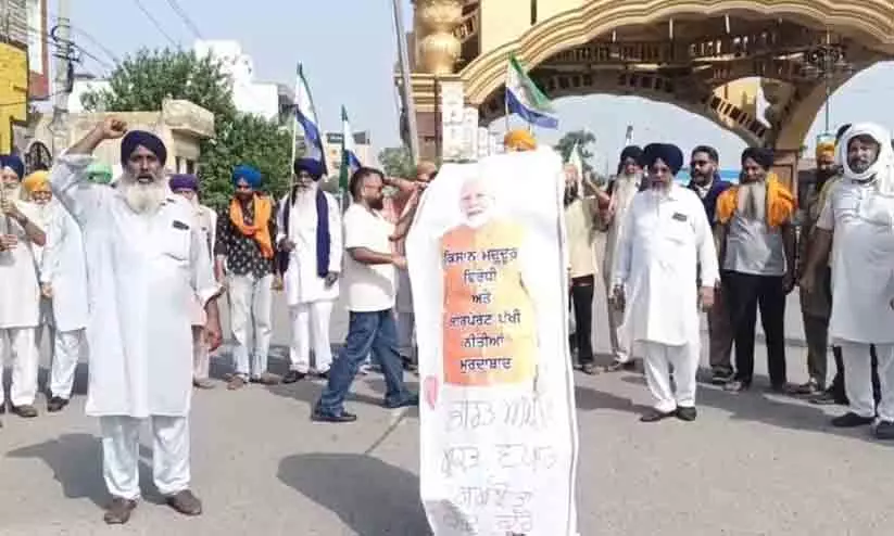 മോദിയുടെ സന്ദർശനം: പഞ്ചാബിൽ വ്യാപക കർഷക പ്രതിഷേധം, കോലം കത്തിച്ചു മോദിയുടെ സന്ദർശനം: പഞ്ചാബിൽ വ്യാപക കർഷക പ്രതിഷേധം, കോലം കത്തിച്ചു