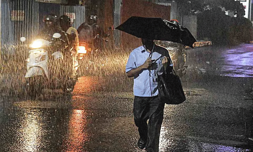 വരുംദിവസങ്ങളിൽ കനത്ത മഴക്ക് സാധ്യത; തൃശൂരിൽ ഓറഞ്ച് അലർട്ട്, ജാഗ്രതാ നിർദേശവുമായി ദുരന്തനിവാരണ അതോറിറ്റി വരുംദിവസങ്ങളിൽ കനത്ത മഴക്ക് സാധ്യത; തൃശൂരിൽ ഓറഞ്ച് അലർട്ട്, ജാഗ്രതാ നിർദേശവുമായി ദുരന്തനിവാരണ അതോറിറ്റി