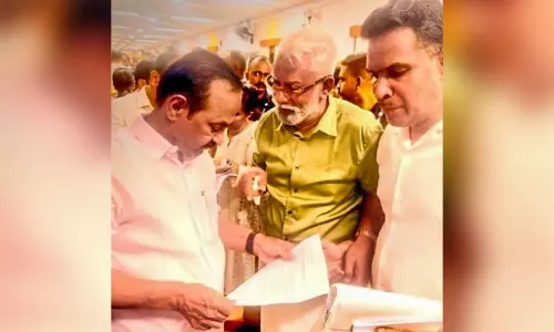 തലശ്ശേരിയെ പ്രത്യേക ജില്ലയാക്കണം; പ്രവാസി വ്യവസായി മുഖ്യമന്ത്രിക്ക് നിവേദനം സമർപ്പിച്ചു തലശ്ശേരിയെ പ്രത്യേക ജില്ലയാക്കണം; പ്രവാസി വ്യവസായി മുഖ്യമന്ത്രിക്ക് നിവേദനം സമർപ്പിച്ചു