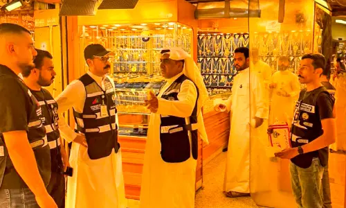 ജലീബിൽ വാണിജ്യ മന്ത്രാലയത്തിന്റെ മിന്നൽ പരിശോധന; 10 സ്ഥാപനങ്ങൾ അടച്ചുപൂട്ടി, 152 നിയമലംഘനങ്ങൾ കണ്ടെത്തി