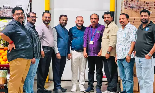 നിയമസഭ തെരഞ്ഞെടുപ്പ് പ്രവചനം; വിജയിക്ക് സ്വർണനാണയം കൈമാറി
