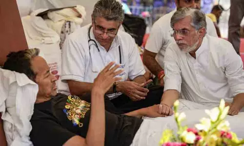 സോനം വാങ്ചുകിനെ സന്ദർശിച്ച് കോൺഗ്രസ് നേതാവ് പവൻ ഖേര; സമരത്തിന് പിന്തുണ സോനം വാങ്ചുകിനെ സന്ദർശിച്ച് കോൺഗ്രസ് നേതാവ് പവൻ ഖേര; സമരത്തിന് പിന്തുണ