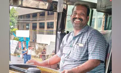 നീറ്റ് പരീക്ഷയിൽ മാർക്ക് കുറഞ്ഞു, പുഴയിൽ ചാടിയ വിദ്യാർഥിനിയെ സാഹസികമായി രക്ഷിച്ച് ബസ് ഡ്രൈവർ നീറ്റ് പരീക്ഷയിൽ മാർക്ക് കുറഞ്ഞു, പുഴയിൽ ചാടിയ വിദ്യാർഥിനിയെ സാഹസികമായി രക്ഷിച്ച് ബസ് ഡ്രൈവർ