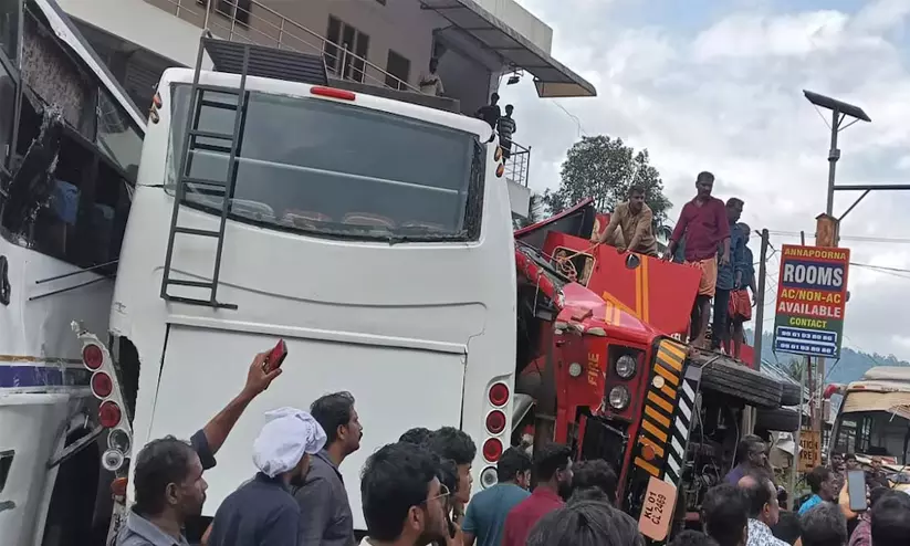 ശബരിമല സ്പെഷ്യൽ ഡ്യൂട്ടിയിലുണ്ടായിരുന്ന ഫയർഫോഴ്സ് വാഹനം മറിഞ്ഞ് ഉദ്യോഗസ്ഥന് ദാരുണാന്ത്യം ശബരിമല സ്പെഷ്യൽ ഡ്യൂട്ടിയിലുണ്ടായിരുന്ന ഫയർഫോഴ്സ് വാഹനം മറിഞ്ഞ് ഉദ്യോഗസ്ഥന് ദാരുണാന്ത്യം