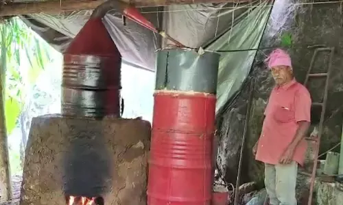 നാല് പതിറ്റാണ്ടിനുശേഷം മലയോരത്ത് വീണ്ടും തെരുവപ്പുല്ല് വാറ്റിത്തുടങ്ങി നാല് പതിറ്റാണ്ടിനുശേഷം മലയോരത്ത് വീണ്ടും തെരുവപ്പുല്ല് വാറ്റിത്തുടങ്ങി