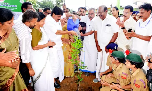 പള്ളിക്കൂടങ്ങളിൽ ഫലവൃക്ഷ തോട്ടങ്ങള്‍,  കുട്ടികൾ കർഷകർ