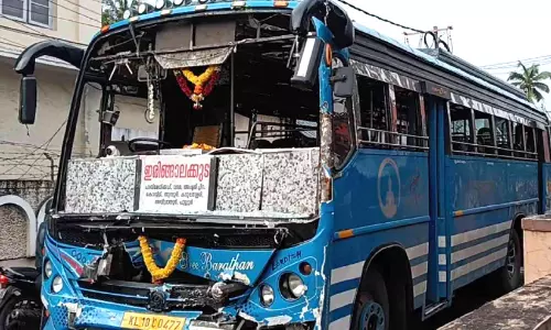 ഇരിങ്ങാലക്കുടയില്‍ സ്വകാര്യ ബസ്; കോളജ് ബസിലിടിച്ച് 14 പേർക്ക് പരിക്ക്