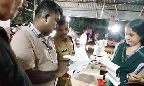 കൊട്ടാരക്കരയിൽ രാത്രികാല പരിശോധന: അഞ്ച് സ്ഥാപനങ്ങൾക്കെതിരെ നടപടി കൊട്ടാരക്കരയിൽ രാത്രികാല പരിശോധന: അഞ്ച് സ്ഥാപനങ്ങൾക്കെതിരെ നടപടി