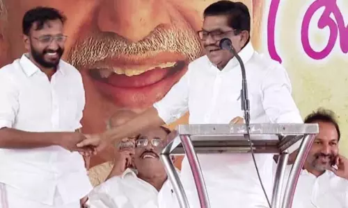 ‘ധീരമായി മുന്നോട്ട് പോകണം’ -സദസ്സിലിരുന്ന അലോഷ്യസിനെ വേദിയിലേക്ക് വിളിച്ച് കൈകൊടുത്ത് വി.എം. സുധീരൻ ‘ധീരമായി മുന്നോട്ട് പോകണം’ -സദസ്സിലിരുന്ന അലോഷ്യസിനെ വേദിയിലേക്ക് വിളിച്ച് കൈകൊടുത്ത് വി.എം. സുധീരൻ