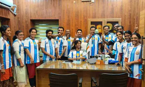 ലോകകപ്പിന് ഐക്യദാർഢ്യം; അർജൻ്റീനയുടെ ജഴ്സിൽ പന്തളം നഗരസഭയിലെ ജീവനക്കാർ ലോകകപ്പിന് ഐക്യദാർഢ്യം; അർജൻ്റീനയുടെ ജഴ്സിൽ പന്തളം നഗരസഭയിലെ ജീവനക്കാർ