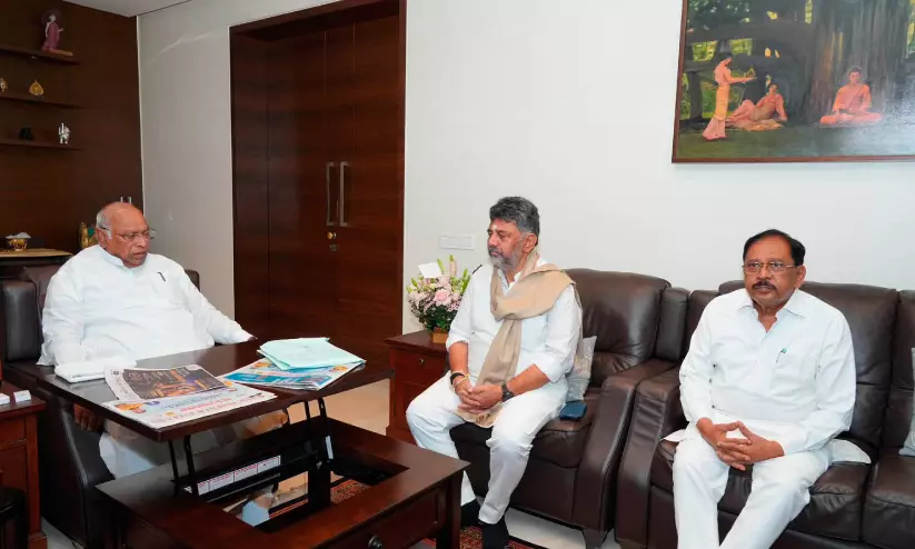 മുഖ്യമന്ത്രി ഖാർഗെയുമായി കൂടിക്കാഴ്ച നടത്തി മുഖ്യമന്ത്രി ഖാർഗെയുമായി കൂടിക്കാഴ്ച നടത്തി