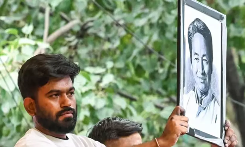 ഇന്ത്യയുടെ രണ്ടാം സ്വാതന്ത്ര്യ സമരം: സഫ്ദർജങ് ആശുപത്രിയിലെ നിയമവിരുദ്ധ തടങ്കലിൽ നിന്നും സോനം വാങ്ചുകിന്റെ സന്ദേശം ഇന്ത്യയുടെ രണ്ടാം സ്വാതന്ത്ര്യ സമരം: സഫ്ദർജങ് ആശുപത്രിയിലെ നിയമവിരുദ്ധ തടങ്കലിൽ നിന്നും സോനം വാങ്ചുകിന്റെ സന്ദേശം