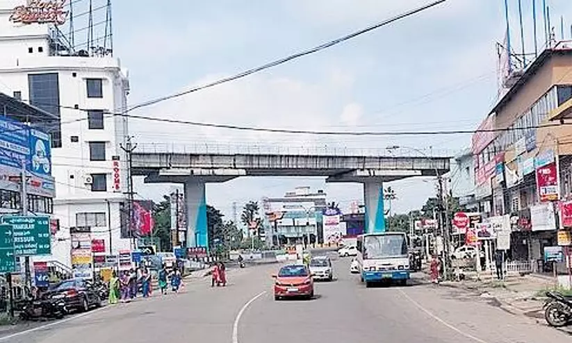 ആലുവ-മൂന്നാർ റോഡ് വികസനം; അട്ടിമറിക്കുന്നതിൽ പ്രതിഷേധം ആലുവ-മൂന്നാർ റോഡ് വികസനം; അട്ടിമറിക്കുന്നതിൽ പ്രതിഷേധം