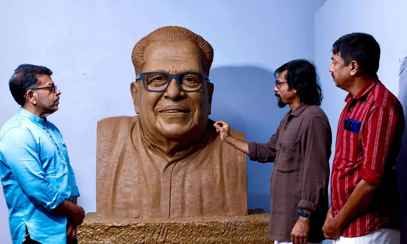 മൺപ്രതിമയിൽ അച്ഛന്റെ പുഞ്ചിരി; അതെ, ഇത് അച്ഛൻ തന്നെ..., വി.എസിന്റെ ശിൽപം കണ്ട് അരുൺകുമാർ മടങ്ങി മൺപ്രതിമയിൽ അച്ഛന്റെ പുഞ്ചിരി; അതെ, ഇത് അച്ഛൻ തന്നെ..., വി.എസിന്റെ ശിൽപം കണ്ട് അരുൺകുമാർ മടങ്ങി