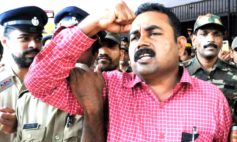 പൊലീസ് കസ്റ്റഡിയിൽ പ്രതിഷേധിക്കുന്ന രൂപേഷ്