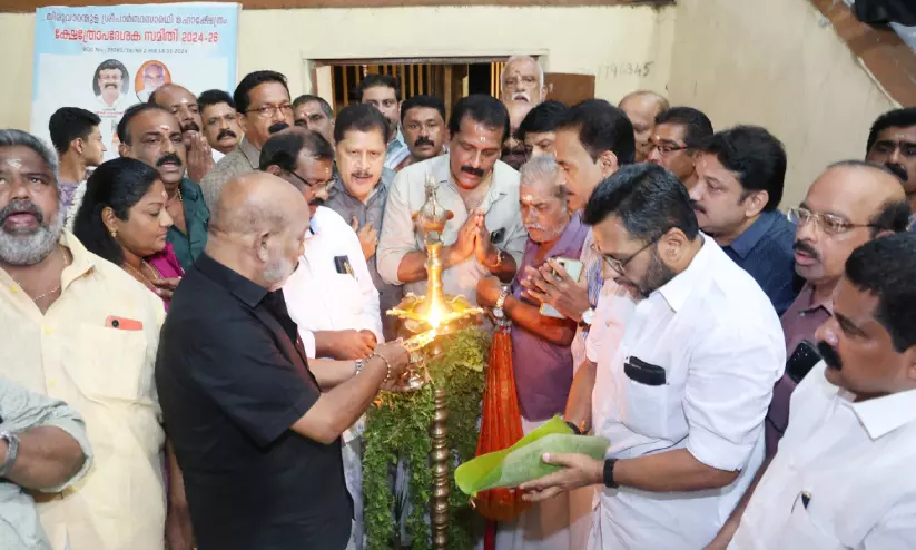 വള്ളസദ്യ: പാചകപ്പുര ഉണർന്നു; ആദ്യദിനം 10 പള്ളിയോടങ്ങൾ പങ്കെടുക്കും വള്ളസദ്യ: പാചകപ്പുര ഉണർന്നു; ആദ്യദിനം 10 പള്ളിയോടങ്ങൾ പങ്കെടുക്കും