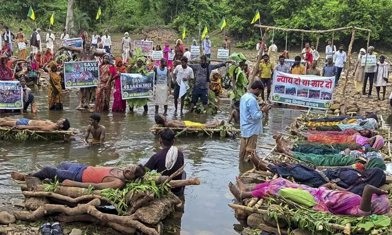 അവിടെ വാങ്ചുക് ഇവിടെ അമിത് ഭട്നാഗർ; കെൻ-ബേത്വ നദി സംയോജന പദ്ധതിക്കെതിരെ 15 ദിവസം നീണ്ട സമരം ബലമായി അവസാനിപ്പിച്ച് മധ്യപ്രദേശ് പൊലീസ് അവിടെ വാങ്ചുക് ഇവിടെ അമിത് ഭട്നാഗർ; കെൻ-ബേത്വ നദി സംയോജന പദ്ധതിക്കെതിരെ 15 ദിവസം നീണ്ട സമരം ബലമായി അവസാനിപ്പിച്ച് മധ്യപ്രദേശ് പൊലീസ്