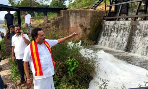 മഴവെള്ളത്തിലൂടെ മാലിന്യം കലരുന്നു: കനാൽ സന്ദർശിച്ച് തമിഴ്നാട് എം.എൽ.എയും സംഘവും മഴവെള്ളത്തിലൂടെ മാലിന്യം കലരുന്നു: കനാൽ സന്ദർശിച്ച് തമിഴ്നാട് എം.എൽ.എയും സംഘവും