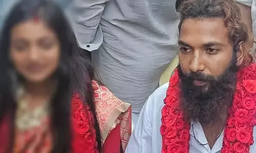സംരക്ഷണം തേടി കുംഭമേള ‘വൈറൽ പെൺകുട്ടി’ വീണ്ടും പൊലീസിന് മുന്നിൽ; പിതാവിനെതിരെ പരാതി