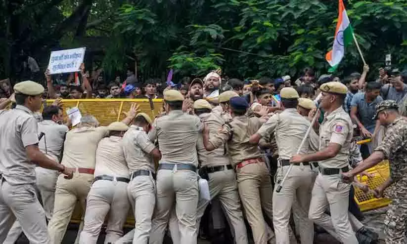 അടിച്ചൊതുക്കാൻ പൊലീസ്, ജന്തർ മന്തറിൽ വൻസംഘർഷം; സമരക്കാർ പാർലമെന്റിനടുത്തെത്തി, കണ്ണീർ വാതകം പ്രയോഗിച്ചു അടിച്ചൊതുക്കാൻ പൊലീസ്, ജന്തർ മന്തറിൽ വൻസംഘർഷം; സമരക്കാർ പാർലമെന്റിനടുത്തെത്തി, കണ്ണീർ വാതകം പ്രയോഗിച്ചു