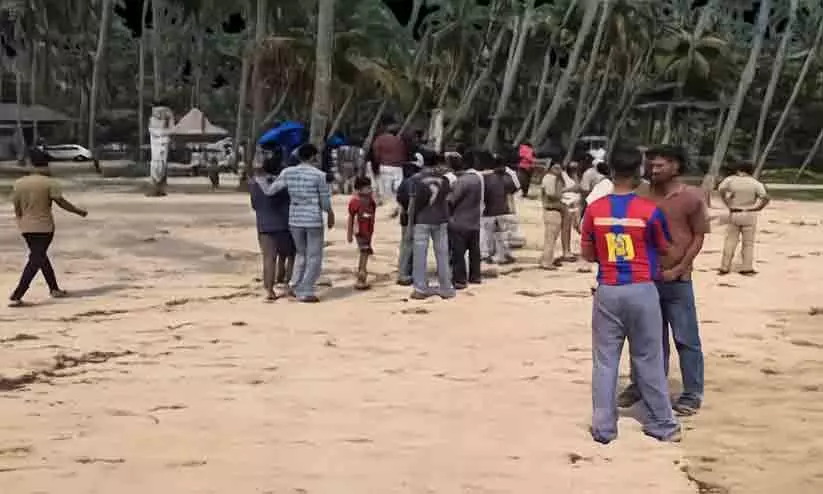 വിദ്യാർഥിയെ കടലിൽ മർദിച്ച സംഭവം: കഴുത്തുപിടിച്ച് പലതവണ വെള്ളത്തിൽ മുക്കി, അടിക്കുകയും ചവിട്ടുകയും ചെയ്തു; വധശ്രമത്തിന് കേസെടുക്കണമെന്ന് എസ്.പിക്ക് പരാതി വിദ്യാർഥിയെ കടലിൽ മർദിച്ച സംഭവം: കഴുത്തുപിടിച്ച് പലതവണ വെള്ളത്തിൽ മുക്കി, അടിക്കുകയും ചവിട്ടുകയും ചെയ്തു; വധശ്രമത്തിന് കേസെടുക്കണമെന്ന് എസ്.പിക്ക് പരാതി