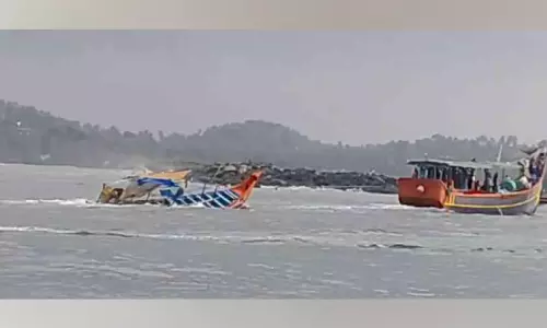 മത്സ്യബന്ധനത്തിനു പോയ ഫൈബർ വള്ളം ജങ്കാറിൽ തട്ടി തകർന്നു; 15 മത്സ്യത്തൊഴിലാളികളെ രക്ഷപ്പെടുത്തി
