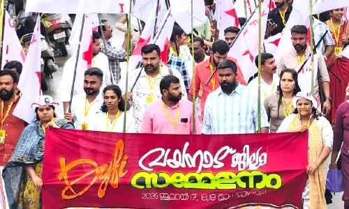 ആരോഗ്യമന്ത്രി പൊതിച്ചോറിൽ മണ്ണുവാരിയിടരുത്‌ -ഡി.വൈ.എഫ്.ഐ