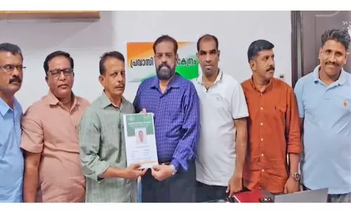 പ്രവാസികൾക്ക് സഹായവുമായി സേവന കേന്ദ്രം: നോർക്ക ഐ.ഡി കാർഡ് വിതരണം ചെയ്തു പ്രവാസികൾക്ക് സഹായവുമായി സേവന കേന്ദ്രം: നോർക്ക ഐ.ഡി കാർഡ് വിതരണം ചെയ്തു