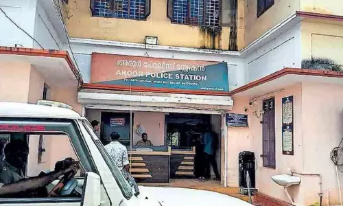 സ്റ്റേഷൻ നിർമിക്കാൻ കോടി രൂപ അനുവദിച്ചിട്ട് 15 വർഷം; പ്രതികളെ കെട്ടിയിടുന്നത് ജനൽകമ്പികളിൽ