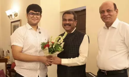 Dharmendra Pradhan meet Neet topper