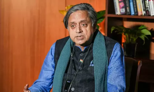 സമാധാനപരമായ പ്രതിഷേധത്തിന് നേരെ എന്തിനാണ് ലാത്തിച്ചാർജ്ജ്?; സി.ജെ.പി പ്രവർത്തകർക്ക് നേരെയുണ്ടായ പൊലീസ് നടപടിക്കെതിരെ ശശി തരൂർ