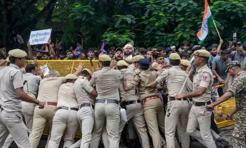 അടിച്ചൊതുക്കാൻ പൊലീസ്, ജന്തർ മന്തറിൽ വൻസംഘർഷം; സമരക്കാർ പാർലമെന്റിനടുത്തെത്തി, കണ്ണീർ വാതകം പ്രയോഗിച്ചു