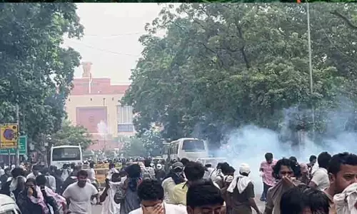 കണക്കുകൂട്ടലുകൾ തെറ്റിച്ച് സി.ജെ.പി സമരം: പ്രകാശ് രാജിനും അഭിജിത് ദീപ്കെക്കും പൊലീസ് കൈയേറ്റം; പാർലമെന്റ് കവാടങ്ങൾ അടച്ചു