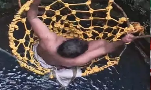 ആട്ടിൻകുട്ടിയെ രക്ഷിക്കാൻ കിണറ്റിലിറങ്ങി കുടുങ്ങി; ഒടുവിൽ രമേശന് രക്ഷകരായി ‘രക്ഷാമിത്ര’ ആട്ടിൻകുട്ടിയെ രക്ഷിക്കാൻ കിണറ്റിലിറങ്ങി കുടുങ്ങി; ഒടുവിൽ രമേശന് രക്ഷകരായി ‘രക്ഷാമിത്ര’