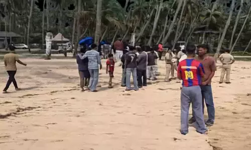 വിദ്യാർഥിയെ കടലിൽ മർദിച്ച സംഭവം: കഴുത്തുപിടിച്ച് പലതവണ വെള്ളത്തിൽ മുക്കി, അടിക്കുകയും ചവിട്ടുകയും ചെയ്തു; വധശ്രമത്തിന് കേസെടുക്കണമെന്ന് എസ്.പിക്ക് പരാതി വിദ്യാർഥിയെ കടലിൽ മർദിച്ച സംഭവം: കഴുത്തുപിടിച്ച് പലതവണ വെള്ളത്തിൽ മുക്കി, അടിക്കുകയും ചവിട്ടുകയും ചെയ്തു; വധശ്രമത്തിന് കേസെടുക്കണമെന്ന് എസ്.പിക്ക് പരാതി