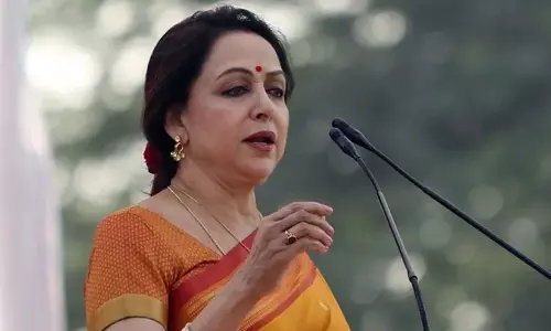 `എന്തെങ്കിലും പ്രശ്നമുണ്ടെങ്കിൽ ചർച്ചചെയ്ത് പരിഹരിക്കണം, തെരുവിലറങ്ങിയിട്ട് ഒരു ഫലവുമില്ല; സി.ജെ.പി പ്രതിഷേധത്തിൽ വിമർശനവുമായി ഹേമാ മാലിനി `എന്തെങ്കിലും പ്രശ്നമുണ്ടെങ്കിൽ ചർച്ചചെയ്ത് പരിഹരിക്കണം, തെരുവിലറങ്ങിയിട്ട് ഒരു ഫലവുമില്ല; സി.ജെ.പി പ്രതിഷേധത്തിൽ വിമർശനവുമായി ഹേമാ മാലിനി