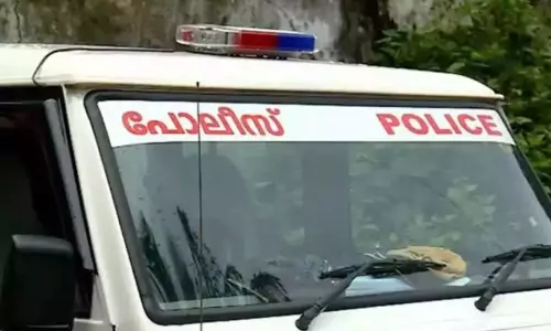 പൊലീസ് ജീപ്പിൽനിന്ന് മദ്യക്കുപ്പിയും പുകയില ഉൽപന്നവും പിടിച്ചു പൊലീസ് ജീപ്പിൽനിന്ന് മദ്യക്കുപ്പിയും പുകയില ഉൽപന്നവും പിടിച്ചു