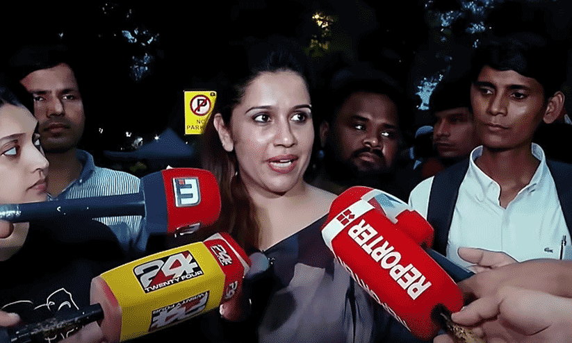പരിക്കേറ്റ കുട്ടികൾക്ക് വെള്ളം കൊടുക്കാൻ പോലും സമ്മതിച്ചില്ല; കുറച്ചുകൂടി മാറിയിരുന്നെങ്കിൽ എനിക്കും അടികിട്ടുമായിരുന്നു -രഞ്ജിനി ഹരിദാസ് പരിക്കേറ്റ കുട്ടികൾക്ക് വെള്ളം കൊടുക്കാൻ പോലും സമ്മതിച്ചില്ല; കുറച്ചുകൂടി മാറിയിരുന്നെങ്കിൽ എനിക്കും അടികിട്ടുമായിരുന്നു -രഞ്ജിനി ഹരിദാസ്