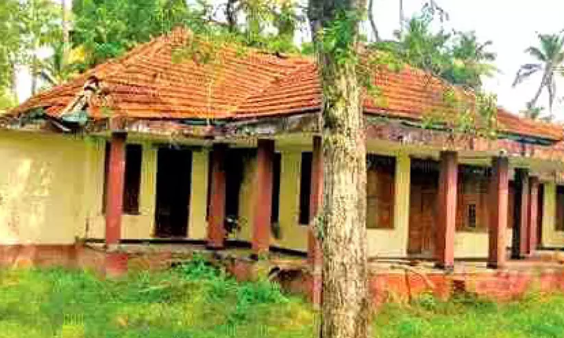 ഗൗരിയമ്മയുടെ കളത്തില്പറമ്പില് തറവാട് ആരവങ്ങളൊഴിഞ്ഞ് അനാഥമായി ഗൗരിയമ്മയുടെ കളത്തില്പറമ്പില് തറവാട് ആരവങ്ങളൊഴിഞ്ഞ് അനാഥമായി
